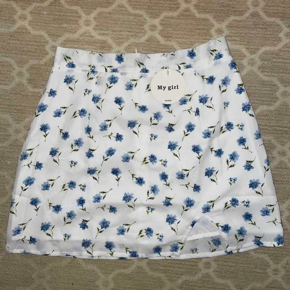 Floral mini skirt from Beginning Boutique. Never worn. US size 6.